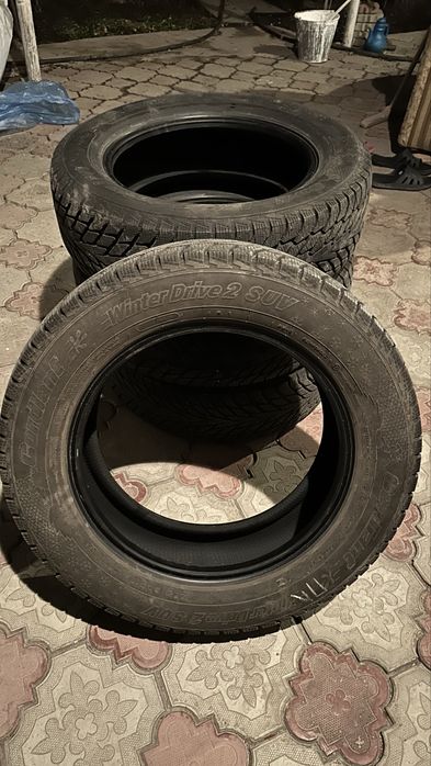 Зимние шины, липучка, в отличном состоянии. 235/60/18