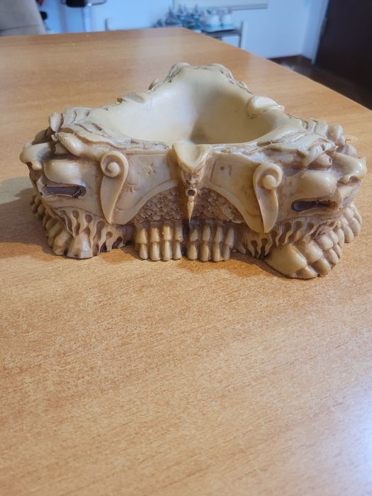 Vând scrumieră triunghiulara asiatica