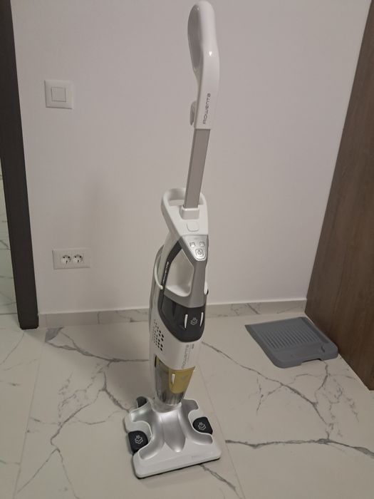 Vând aspirator vertical