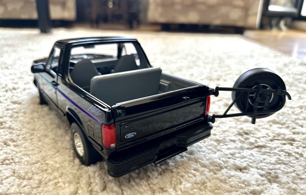 Ford Bronco 1992 Nite Edition / Колекционерска количка 1:18