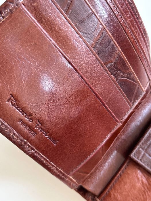 Елегантен кожен ги портфейл неразличим от нов