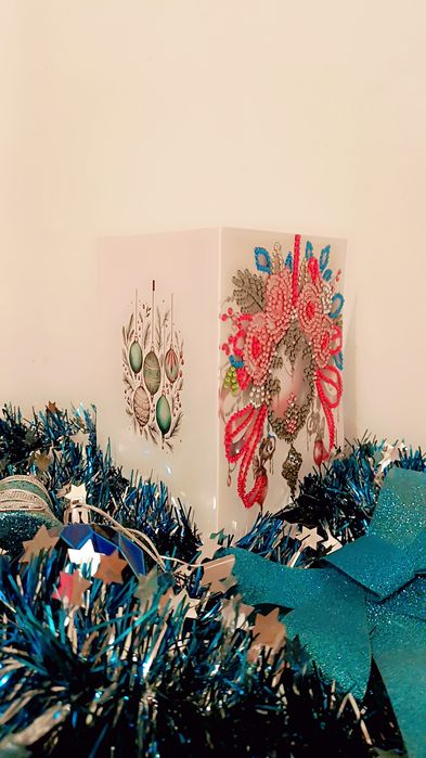 Felicitare de Crăciun stil mozaic cu diamante – model glob floral