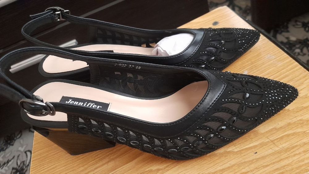 Juda chiroyli va qulay oyoq kiyim yangi biror marta kiyilmagan,sifatli