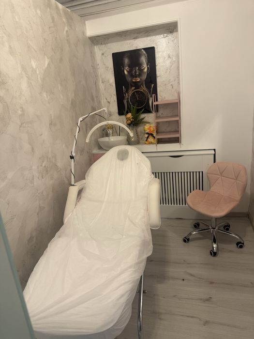 Vand pentru salon /coafor