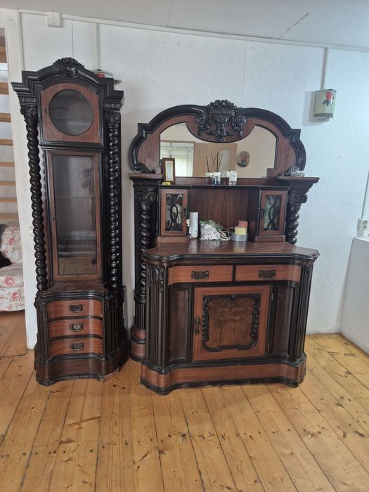 Mobilier vintage din lemn masiv, cu elemente decorative sculptate manu