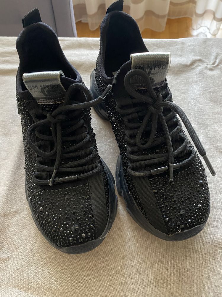 Страхотен модел с камъчета на Steve Madden
