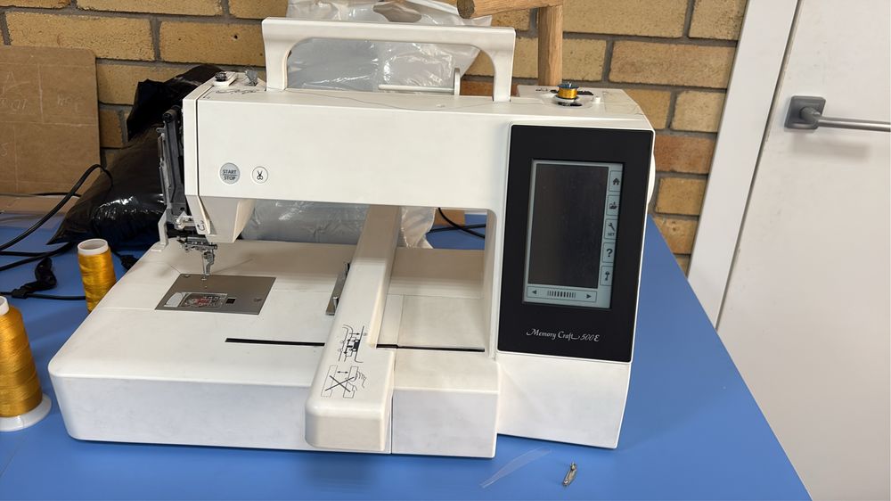 вышивальная машина Janome Memory Craft 500E.