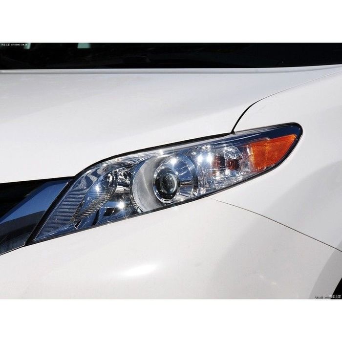 Стекла фар Tayota sienna 11-15г.