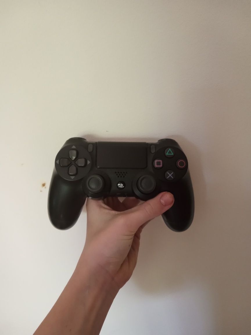 Vând PS 4 slim cu controler de PS 4