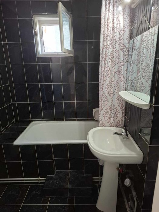 Apartament spațios, situat la etajul II, cu 4 camere și balcon.