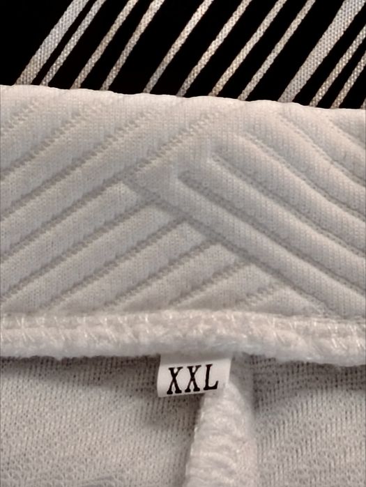 Елегантно бяло сако с черни копчета