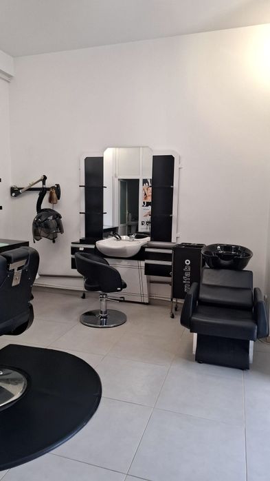 Studio style închiriază 4 posturi