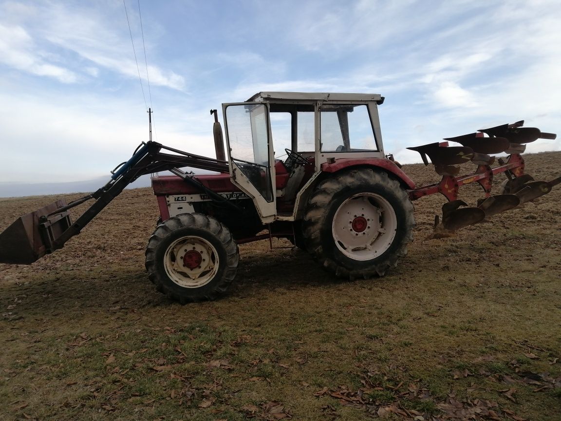 Vând tractor International 744 cu încărcător, cu plug și presa de balo