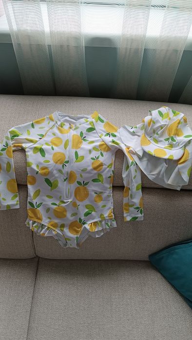 Детски цял бански с шапка на лимони