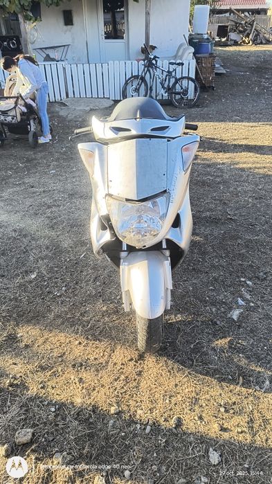 Vând scuter honda 250 motorul merge ff bun ceva probleme estetice