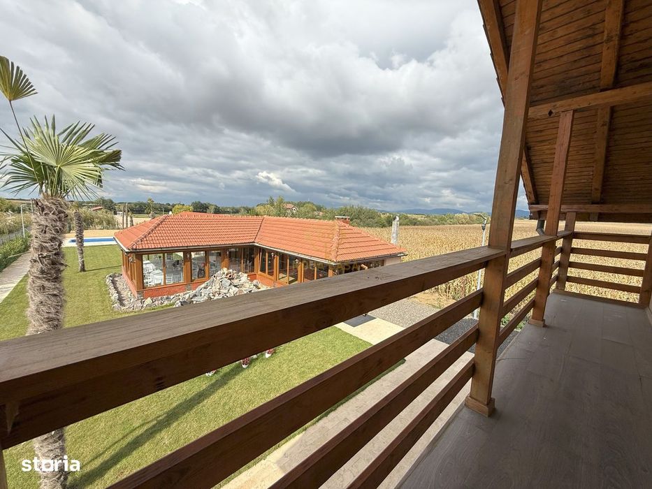 Vila de vanzare in APA-NORD  cu 2 Piscine/Zona de Relaxare/Acces lac