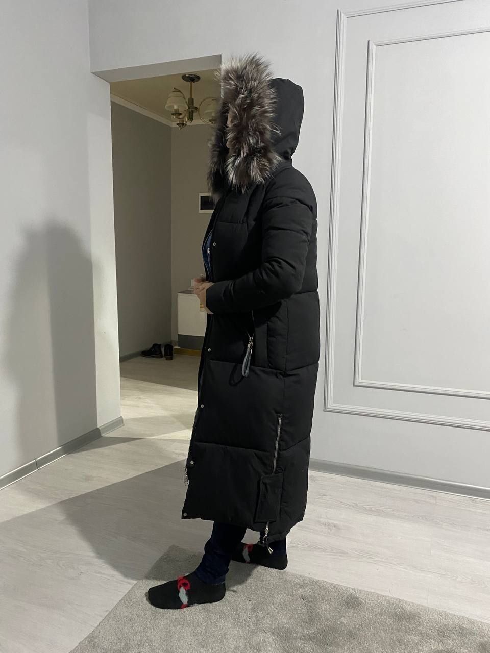 тéплая почти новая куртка зимняя продам за 800000 сум