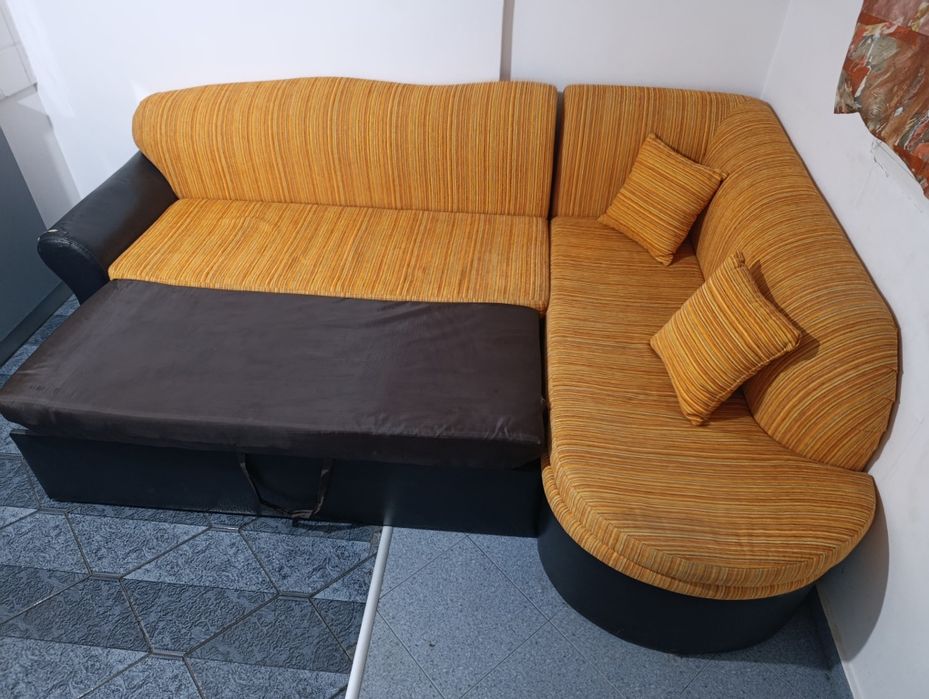 Ъглов разтегателен диван с място за съхранение