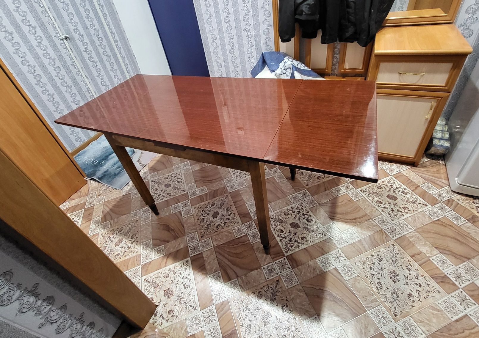 Стол лакированный.
