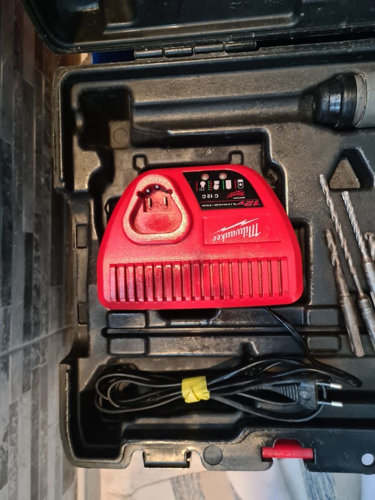 Rotopercutor milwaukee M12 CH baterie 4 ah incarcator+cutie