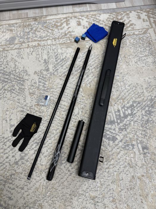Продам бильярдный кий с аксессуарами и кейсом.