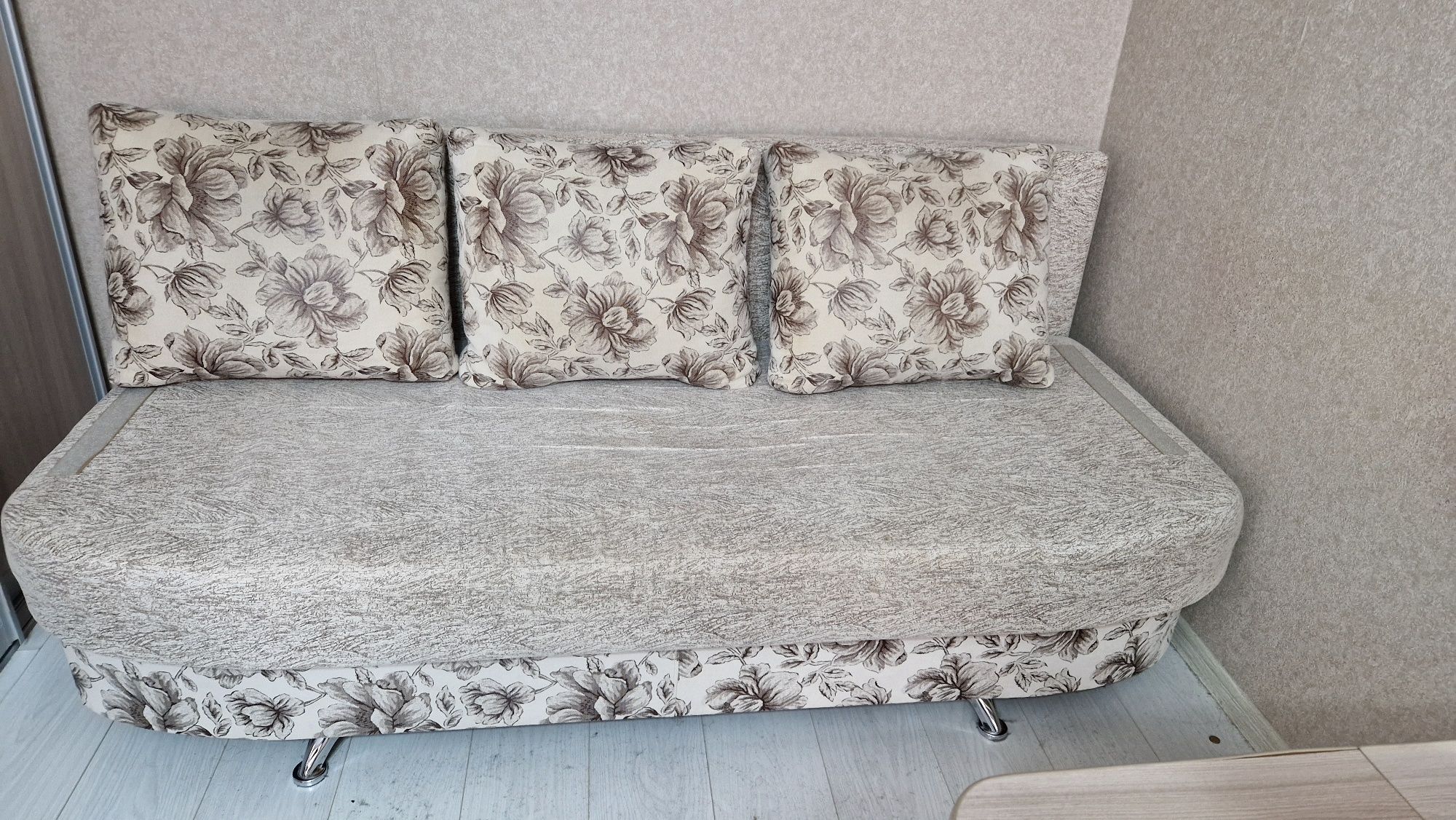 Продам диван состояние хорошее