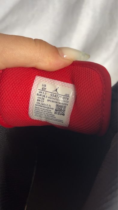 Jordan 1 roșu si negru