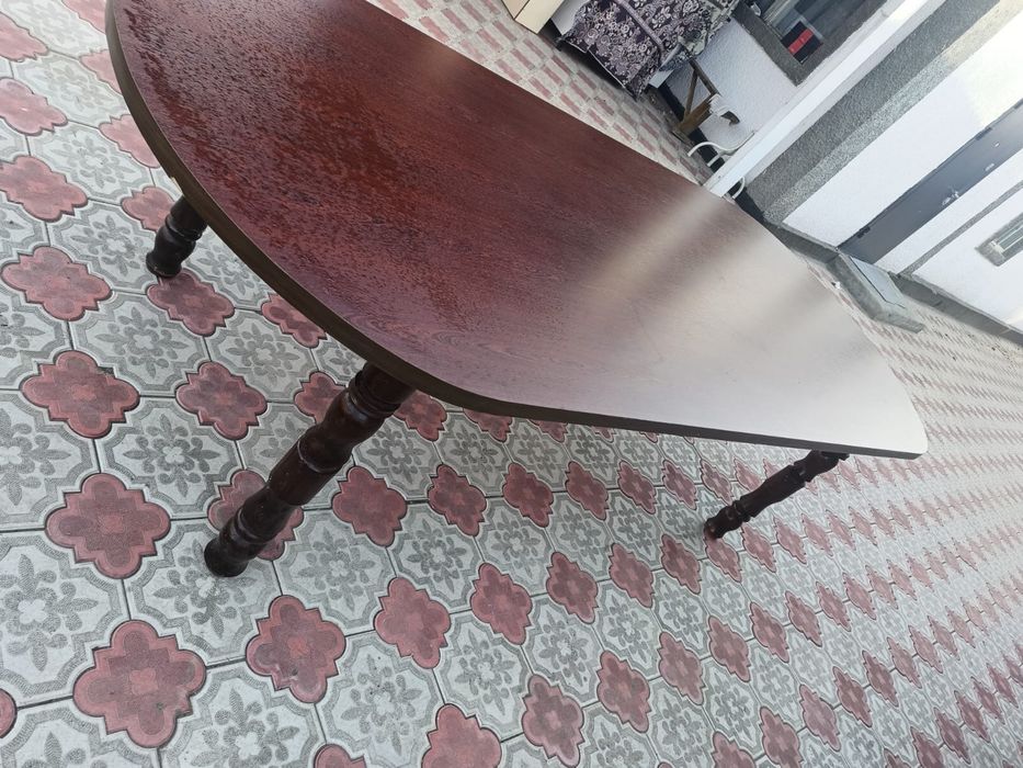 Срочно продам стол в хорошем состоянии