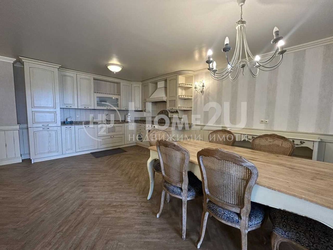 Продава се Тристаен апартамент в к.к. Св.Св. Константин и Елена - 195 кв.м за 2000 €/кв.м - Снимка #1