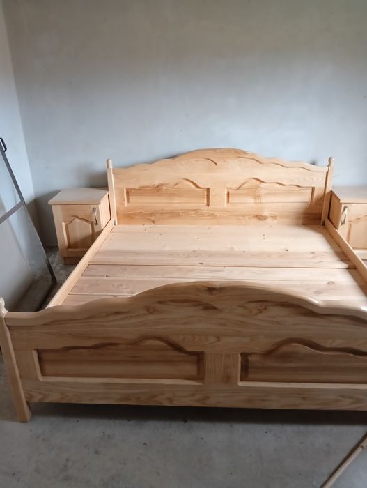 Pat din lemn masiv