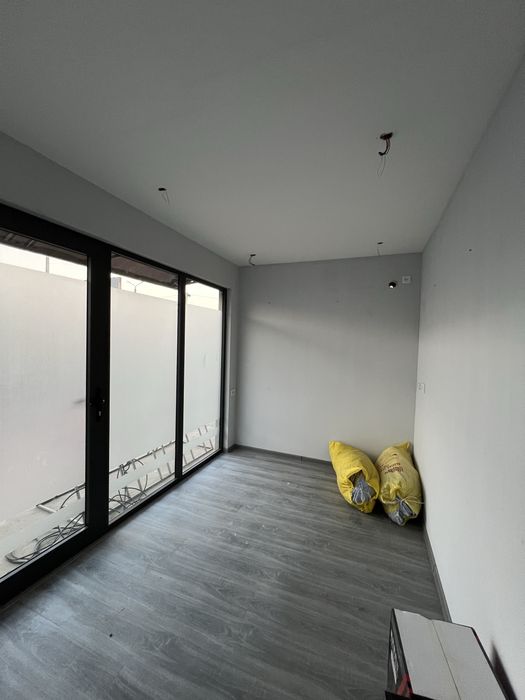 Ofisniy butka sotiladi srochna