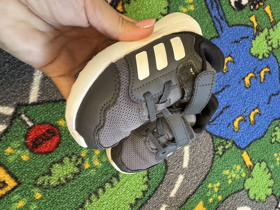 Incaltaminte sport Adidas marimea 23