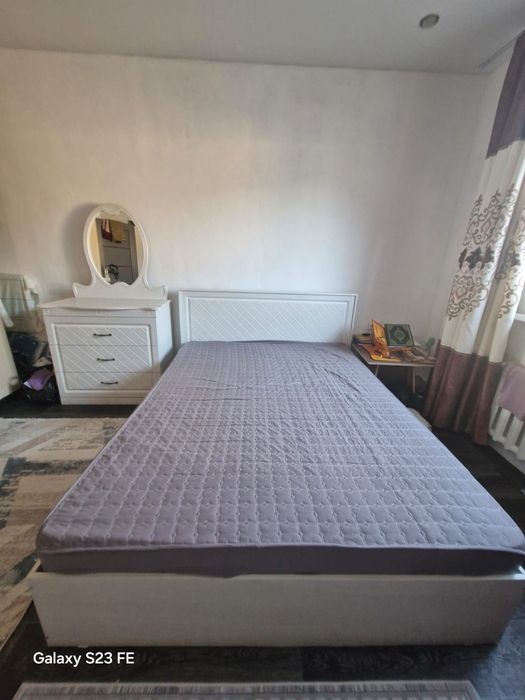 Продам двуспальную кровать, комод, тумбыы