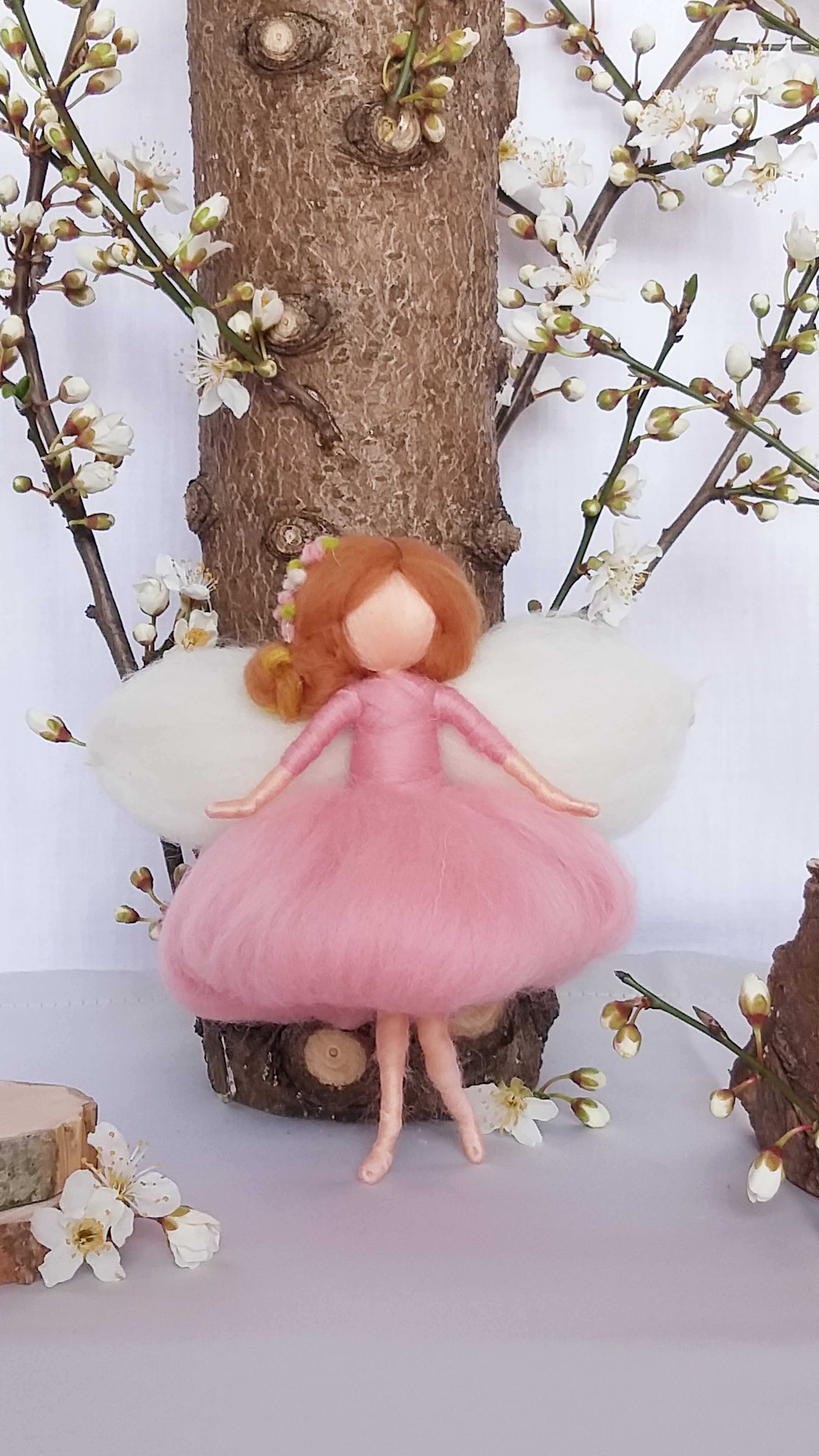 Zânuța Daniela- Figurină din lână inspirată din pedagogia Waldorf.
