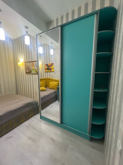 Продается кухонный гарнитур без бытовой технике . Шифонер купейный нов