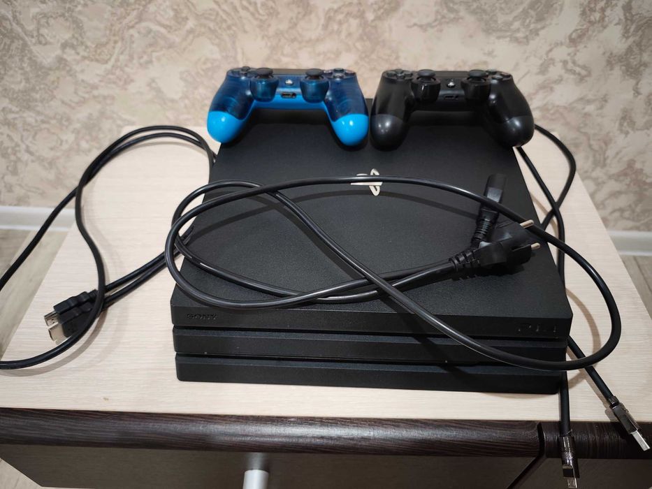 Продам ps 4 pro с подпиской и игрой фс26