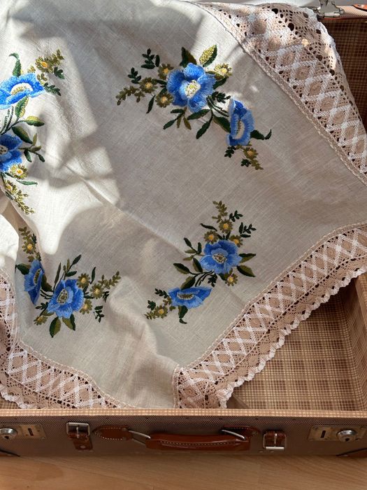 Красива квадратна покривка с изящна бродерия