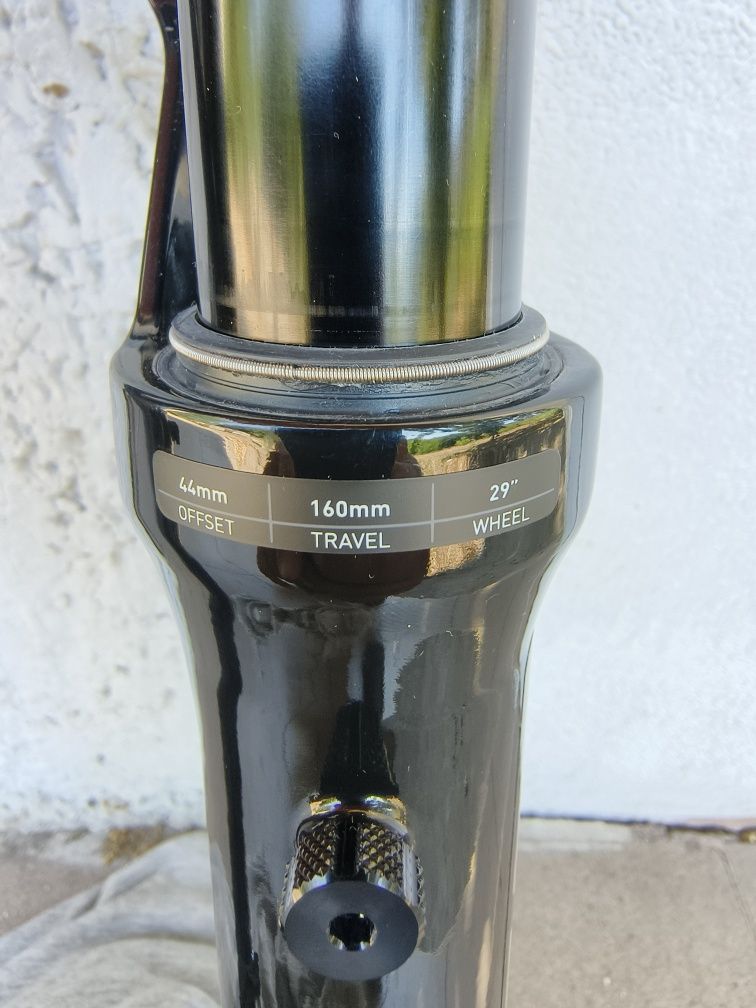 Нова RockShox ZEB Ultimate Charger3 RC2 W/ButterCup DebonAir+ Boost29"