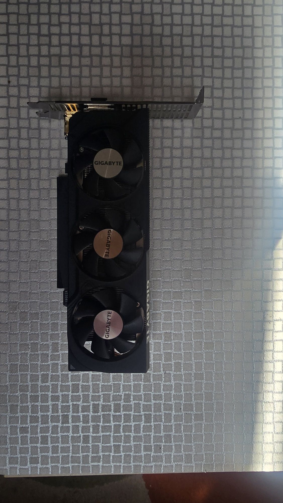Продавам ниско профилна видеокарта Gigabyte GeForce 4060lp