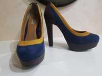 Синьо-жълти обувки на ток
