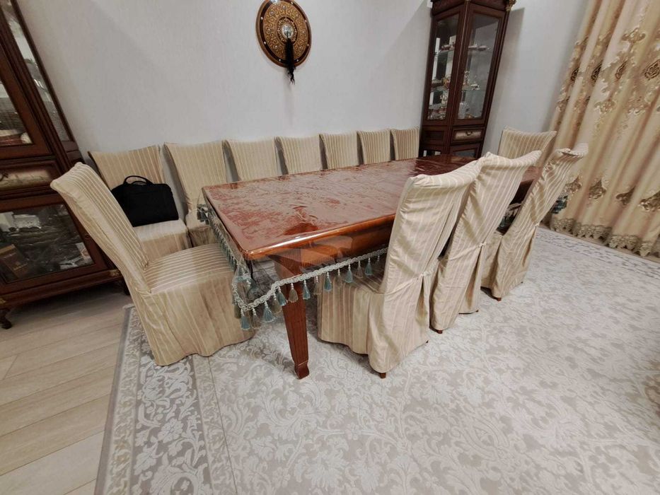 Стол для гостиной со стульями