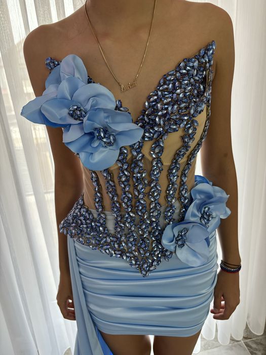 Rochița albastră cu aplicații de flori 3D