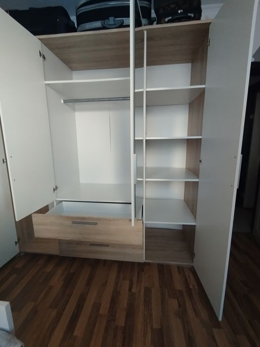 Гардероб четирикрилен с огледало.