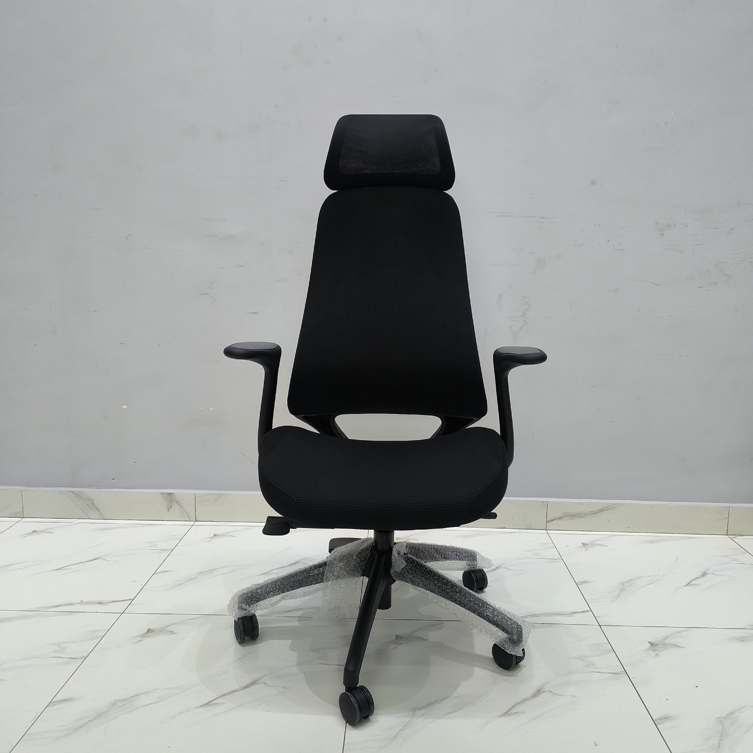 Офисное кресло для руководителя модель Лион