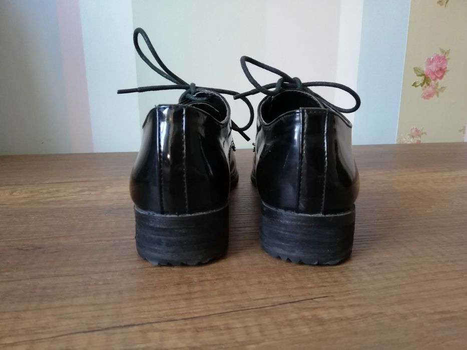 Дамски лачени обувки  ПАОЛО БОТИЧЕЛИ, нисък ток, шита подметка