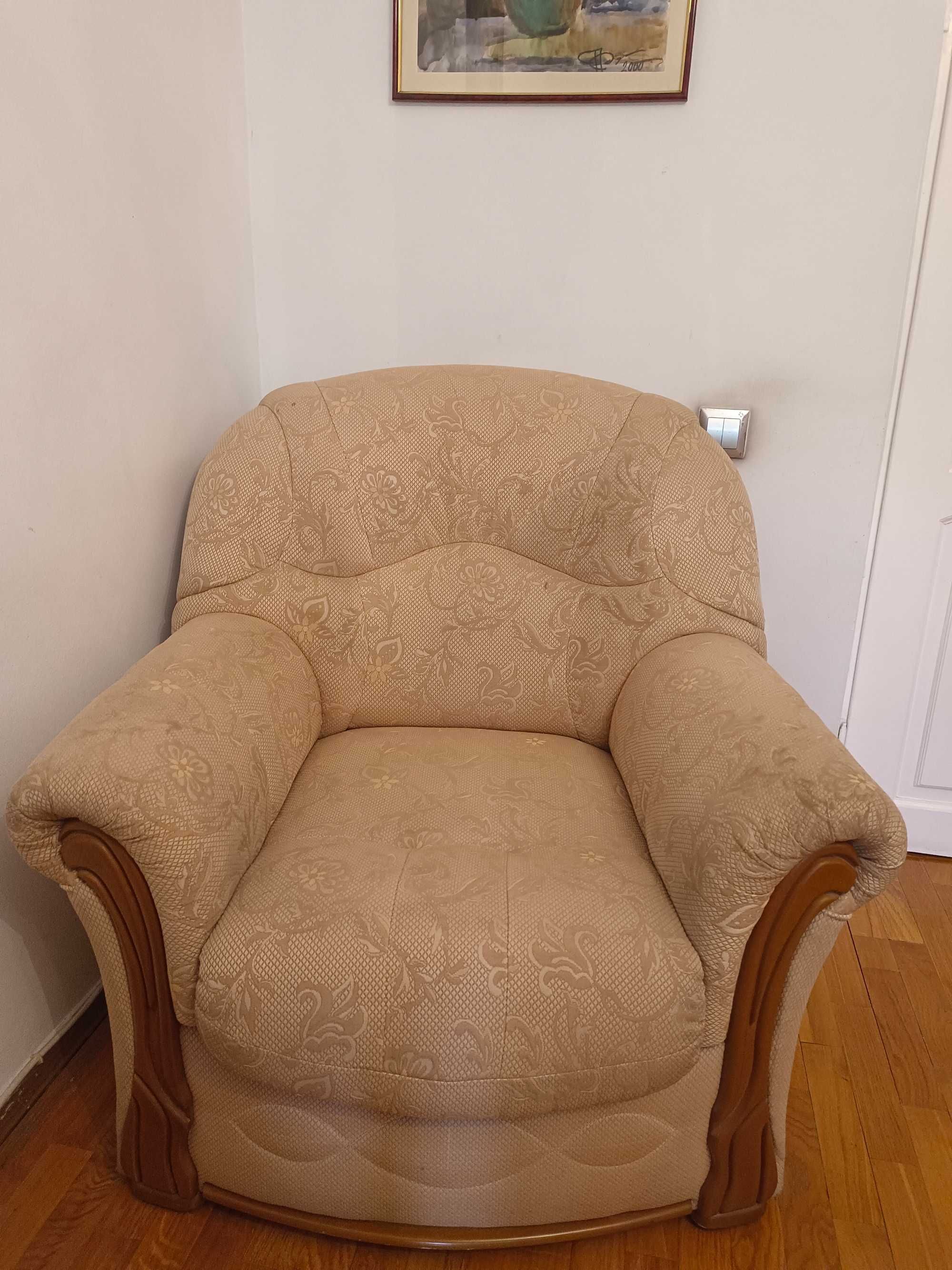 Удобное вместительное кресло