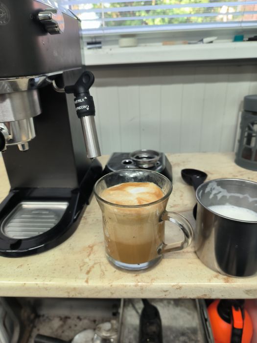 Delonghi EC685.BK Dedica