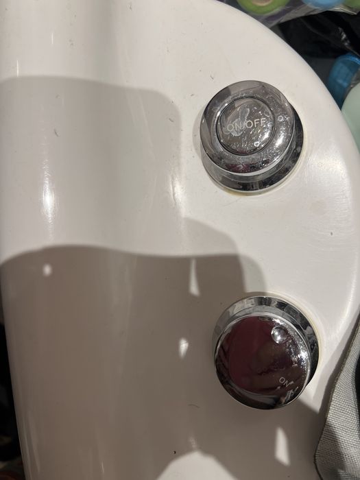 Продам отдельностоящий встроенный джакузи состояние отличное 100000тг