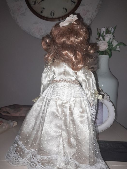 Păpușa din porțelan