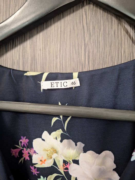 Pantaloni de dama mărimea 46.  Sunt impecabili. Firma ETIC.